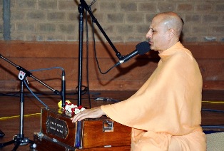 Radhanath-Swami-singing-Kirtan